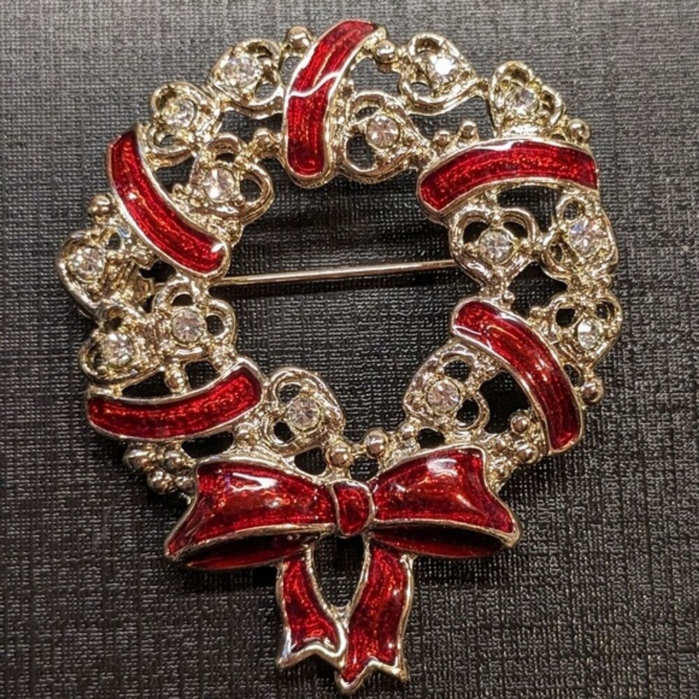 Vintage Christmas Wreath Brooch Red Enamel Rhinestones Gold Tone Estate 1.75”.